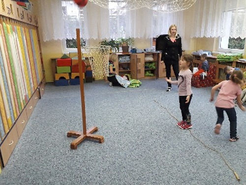 cvičení s míči - střelba na koš - motýlci