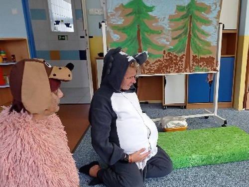 Pejsek a kočička pečou dort