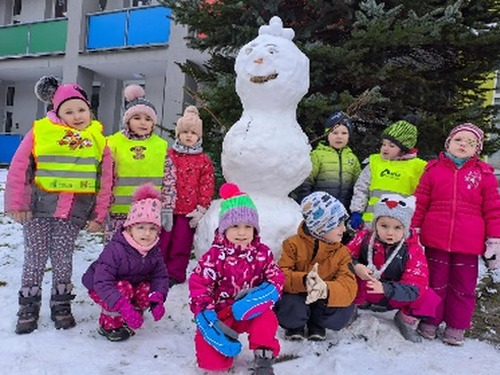 Společná vycházka s Beruškama -hry na sněhu