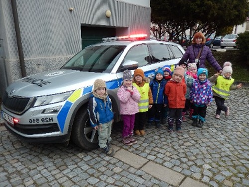 U kováře, s loutkami, na policii