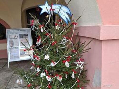 Výroba  a instalace  ozdob na stromek  u muzea 